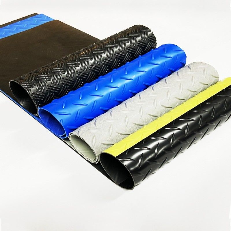 Zwarte rubberen vloerrolletjes voor garages 1,22 m breed Rubberen gymvloerrolletjes 4 mm dik