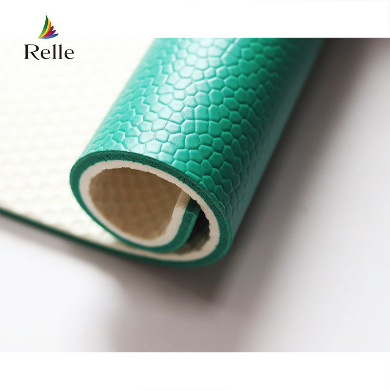 Groene badmintonbaan sportvloermat rol in relle synthetisch pvc materiaal voor sport