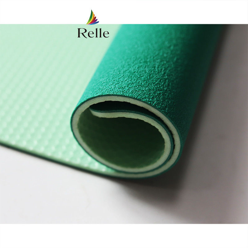 Groene badmintonbaan sportvloermat rol in relle synthetisch pvc materiaal voor sport